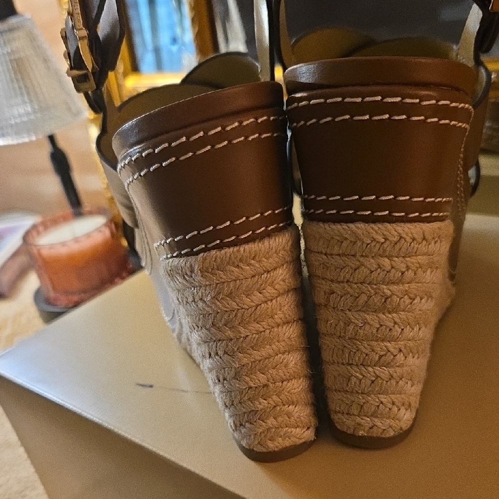 NWT Michael Kors Tan Wedge Sandals 8 - Picture 6 of 9